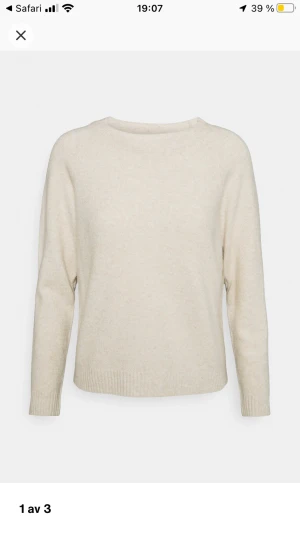 VIT STICKAD TRÖJA  - As snygg stickad tröja från vero Moda i strl xs💕 Den är nopprig men annars bra skick❤️