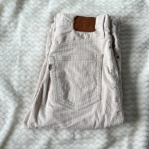 Levi’s manchester byxor - Superfina beiga byxor i manchester😍!!! De är i modellen ribcage straight.