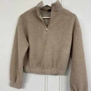 Teddy hoddie  - Croppad Teddy hoddie, fint skick