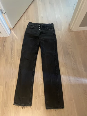 Straight Zara jeans - Säljer mina svarta straight jeans som är från zara. Fint skick men lite sluta längst ner. Skriv om ni vill ha fler bilder. Säljer dom för att dom inte kommer till användning❤️ 50kr frakt