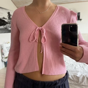 Knyt topp/kofta - En superhärlig rosa topp som knyts där fram. Kan användas som en topp men också som en kofta över linne!!✨✨Storlek L men passar mig som är S/M (se bild)💕använd fåtal gånger! Köparen står för frakt 🫶🏼