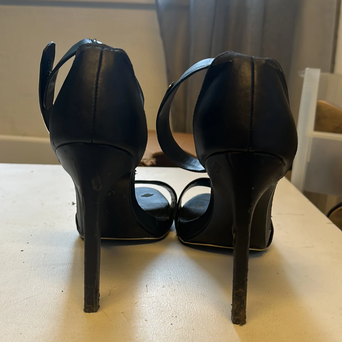 Svart klackskor med guld - 90