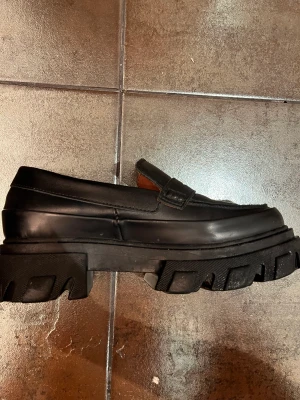 Ganni loafers  - Det är vatten ni ser på dem