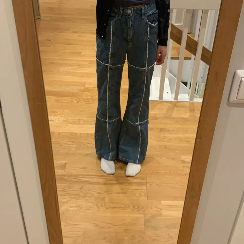 Högmidjande jeans med coola och väldigt fina detaljer på benen . Jeans & Byxor.