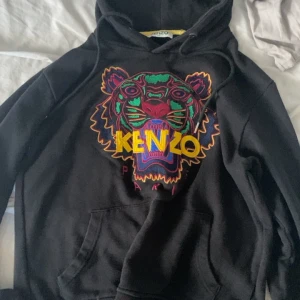 Kenzo tröja - Kenzo hoodie strlk S/M med tiger loggan i mitten av tröjan. Ej äkta