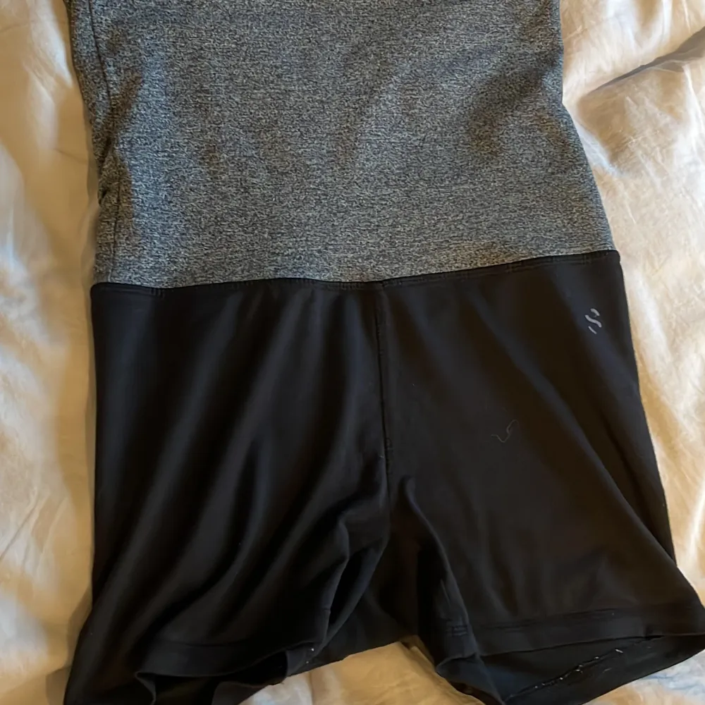 Svart gråa tränings shorts, perfekt för idrott. Som nya, knappt använda. . Shorts.