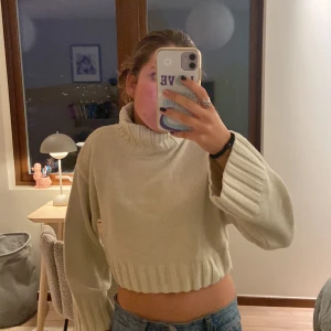 vit tröja  - säljer snyggaste tröjan ever!! köpte för knappt ett år sen men tyvärr har den inte kommit till användning som jag skulle viljat.❤️❤️ den är i storlek s men passar seriöst m och xs😻