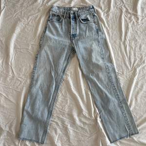 Väldigt fina jeans från zara, strl. 34. Kortare modell på benen. 