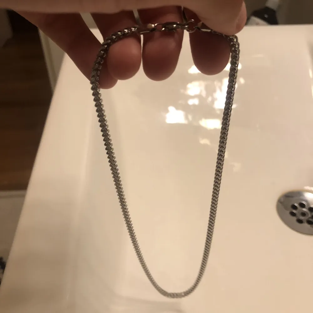Halsband, cirka 45 cm. Accessoarer.