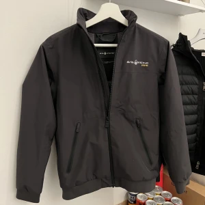 Sail Racing Gore-tex jacka - Fin sail racing jacka i väldigt bra skick, bara använd en kort period men växte ur. Tror inte denna säljs längre Nypris låg runt 2000kr Barn storlek: 160 