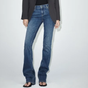 Low waist jeans - Säljer dessa ur snygga lågmidjade jeansen från zara som är helt slutsålda och säljs inte längre💘de är aldrig använda med prislapp kvar! 