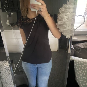 T-shirt med spets  - Fin spets t-shirt i storlek S-M 150kr
