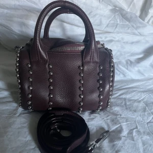 Alexander wang rockie väska - Säljer min AW väska. Som ny, kommer med axelband. Limited edition 😇🫶🏼