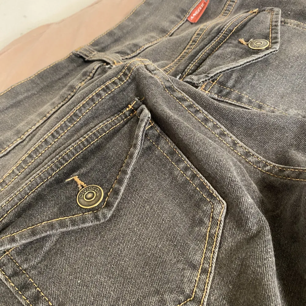 Jättesnygga Jeans från hm i strl 34. De är svåra att hitta på hemsidan! Jätte coola fickor med en ”vintage” detalj. Superbra skick/inget slitage❤️. Jeans & Byxor.