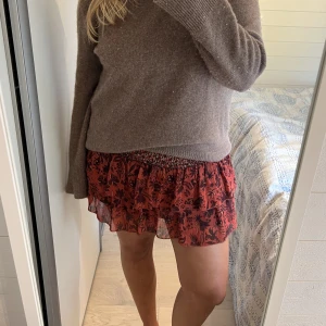 Mönstrad volangkjol - Volangkjol från Zara i ett rött/brunt/svart mönster perfekt till hösten🧡❤️🖤Sjukt najs längd och material!! 
