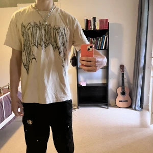 Revenge t shirt xxxtentacion - Oversized Revenge t shirt, xxxtentacion.  Den har en liten fläck på vänstra armen. 