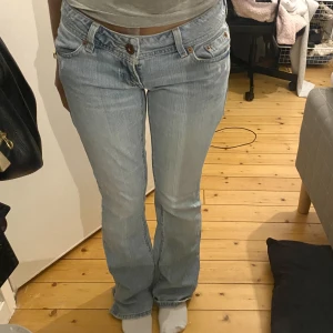 Jeans - American Eagle lågmidjade Jeans slitna längst nere annars topp skick, passar mig som är 163 xs