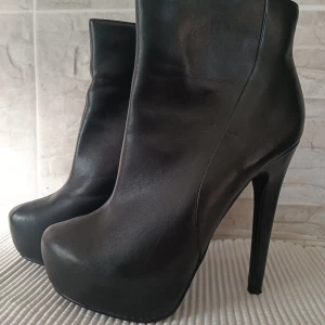 Stövletter 36  - Nya och oanvända stövletter - Skinn imitation - Nypris 599 kr - Kan skickas, köpare står för frakt 