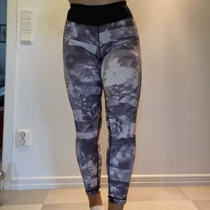 Träningstights  - Mönstrade träningstigts från Kappahl i storlek 32/34. Passar mig som vanligtvis har 36. 