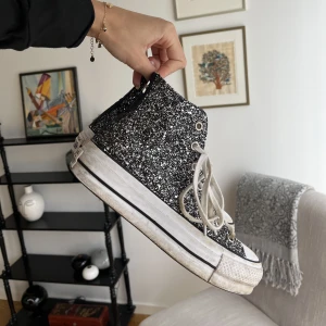 Glitter converse - Säljer dessa as snygga converse! De har en högre sula vilket gör de så snygga! Köpta för 2500kr därav priset. Skriv till mig om ni har frågor eller tryck på köp direkt!☺️