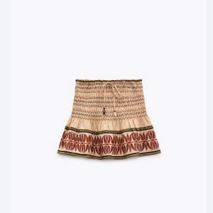 Jättefin kjol från zara, köpt förra sommaren, bar använd ett fåtal gånger💖