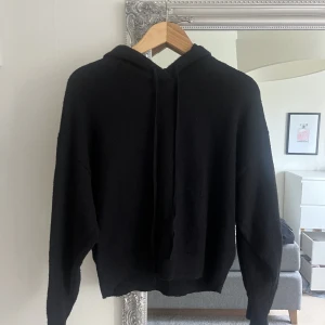 Hoodie  - Super fin stickad tröja från Lindex. Säljer då den inte kommer till användning. Den har inga defekter eller liknande då den inte har används. 