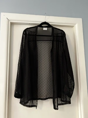 Svart blus  - Säljer en svart blus/skjorta med svarta prickar då jag inte använder den längre. Har använt den som en oversized jacka nu i sommar. Köpt på secondhand.   Nypris: 199kr 