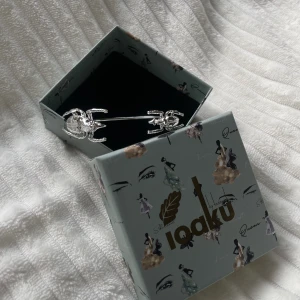 Ioaku smycke - Hej säljer detta ioaku smycke då jag ångrat mig men kastat orderbekräftelsen, den är nästan slutsåld på hemsidan!