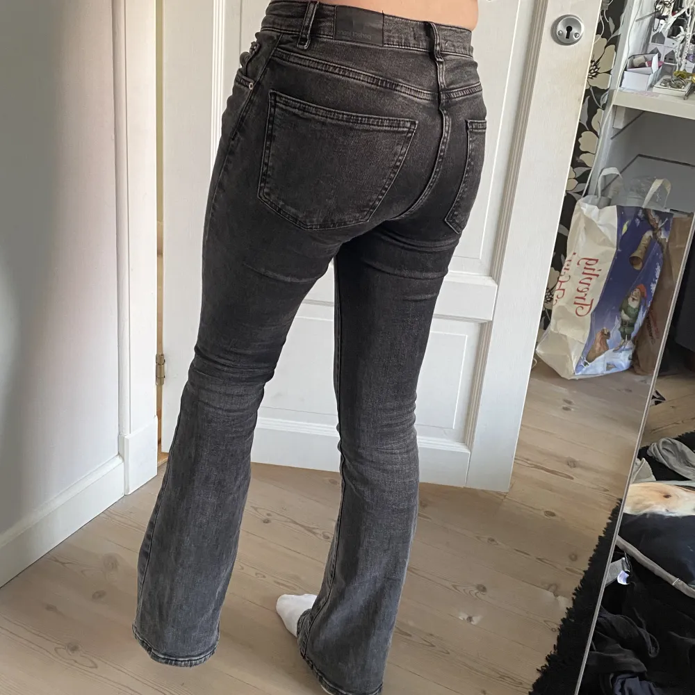 Säljer nu mina lågmidjade jeans från Gina Tricot i storlek 34. Innerbenslängden är ca 80 cm och midjemåttet 34cm tvärs över🩷 Dom är i fint skick! Pris kan diskuteras !!!. Jeans & Byxor.