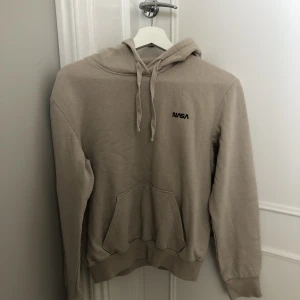 Hoodie  - Fin beige/grå NASA hoodie, inte för tjock och inte för tunn🥰 perfekt för en mysig höstkväll!