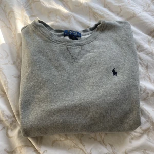 Grå polo tröja - Äkta polo tröja, säljer för att den är för liten 