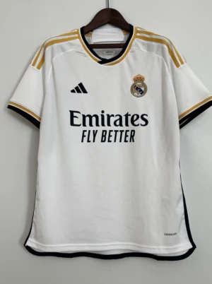 Real Madrid t.shirt - Real Madrid 23-2024 Fotbollströja helt ny, oanvänd. Mycket fin fotbollströja som är väldigt trendig. Lappen sitter kvar