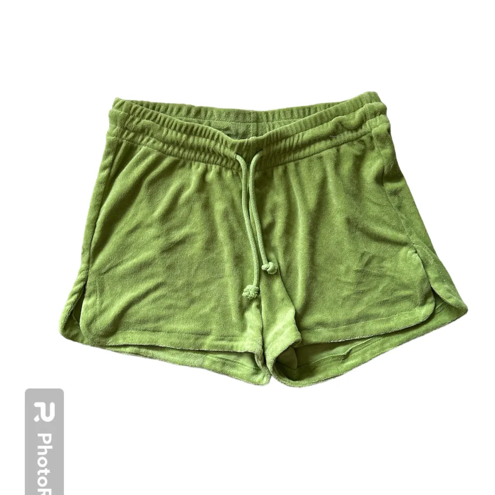 💚limegröna frottéshorts💚. Shorts.