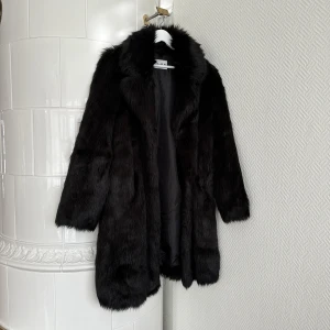 Kappa - Kappa i fuskpäls från NA-KD, endast använd fåtal gånger. Jättefint skick och perfekt nu på hösten och till vintern 🧸Köpt för 1299:-