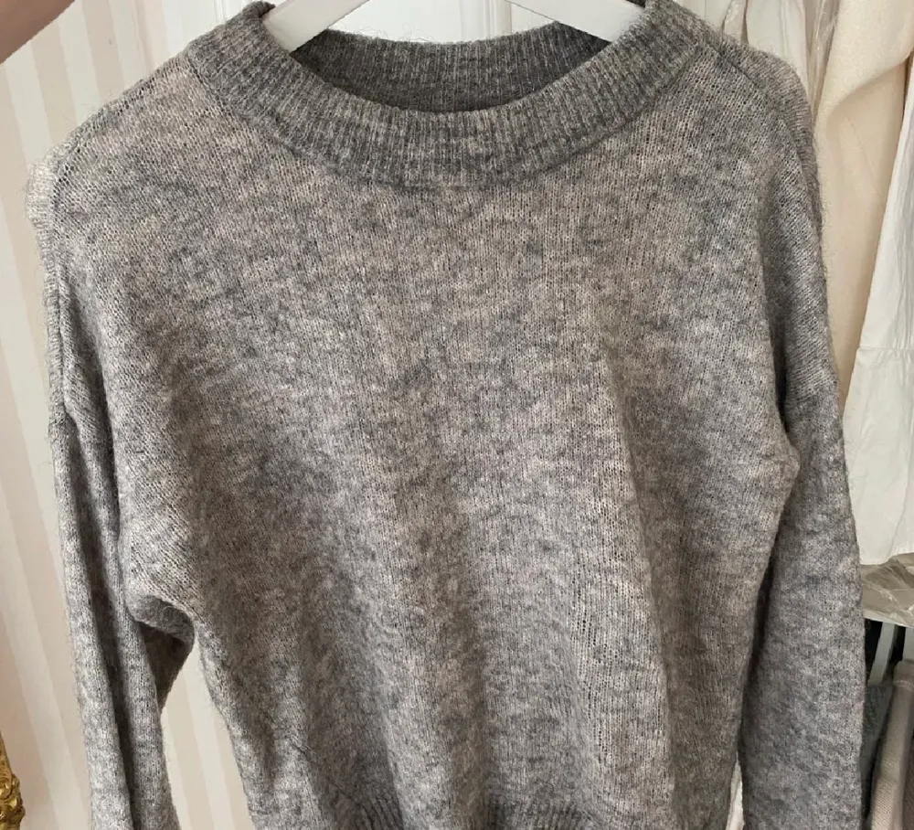 Säljer den här fina gråa stickade tröjan då den inte kommer till användning. Den är i fint sick och är köpt på plick. Skriv för fler bilder (lånade bilder). Tröjor & Koftor.