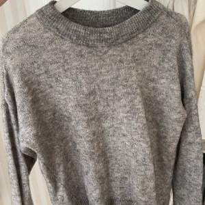 Säljer den här fina gråa stickade tröjan då den inte kommer till användning. Den är i fint sick och är köpt på plick. Skriv för fler bilder (lånade bilder)