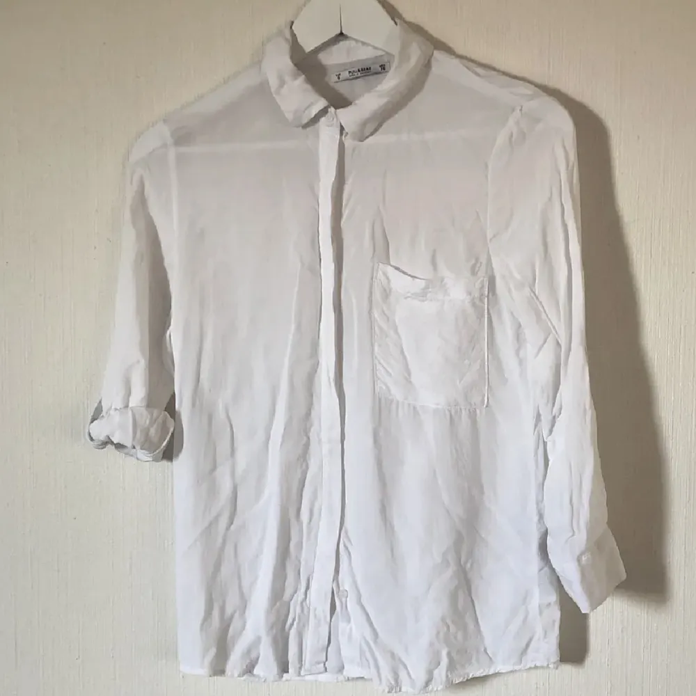 Vitskjorta från PULL&BEAR med uppvikningsbara trekvartsärmar och ficka. Använd 2-3 gånger. . Skjortor.