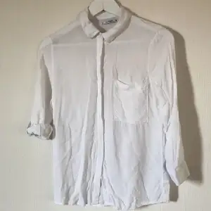 Vitskjorta från PULL&BEAR med uppvikningsbara trekvartsärmar och ficka. Använd 2-3 gånger. 