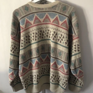 Tröja  - Super härlig stickad tröja. Lite overzised men perfekt skulle jag säga😉