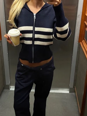 Zara kofta - Säljer min fina vit blå stickade kofta från zara, använd fåtal gånger och är i fint skick 🥰