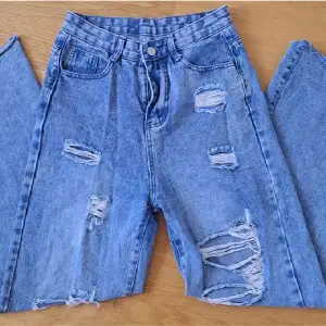 Väldigt sköna och fina ripped jeans. Köpta på Emmiol, mycket använda men inga defekter. Storlek S och väldigt höga i midjan. Använd gärna köp nu, kontakta vid frågor eller fler bilder!!<3
