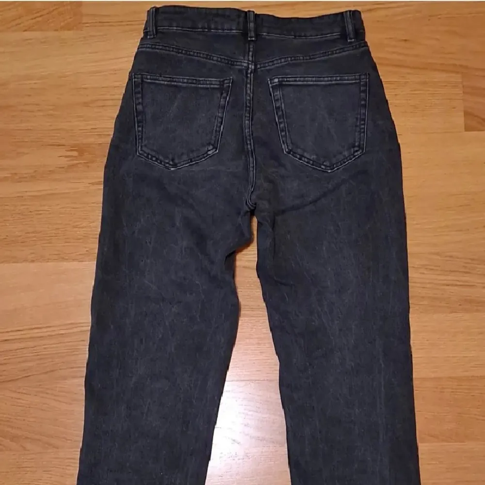 Svarta raka jeans. Köpta på Lindex, modell Betty i storlek 36. Använd gärna köp nu, kontakta vid frågor eller fler bilder!!<3. Jeans & Byxor.