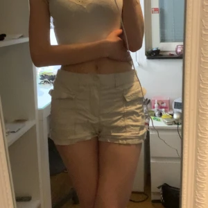 Shorts  - Beige shorts, liknar cargos lite. Dom har inga bakfickan tyvärr. Har inte använt dom så mycket kanske bara typ 2 gånger. Dom sitter bekvämt dock.