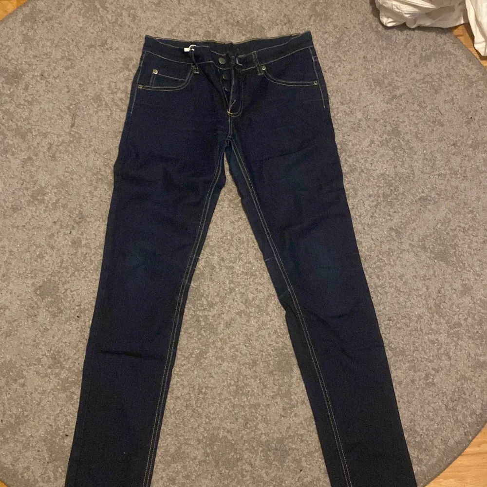 Säljer dessa nya jeans då de inte kommer till användning 🥰. Jeans & Byxor.