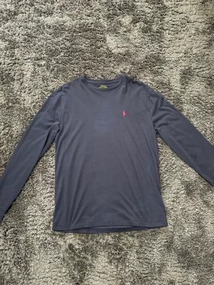 Ralph Lauren pullover  - Säljer nu denna oanvända Ralph Lauren pullovern i marinblå färg. Den är storlek S/M och är i 10/10 skick. Medela vid frågor och funderingar!