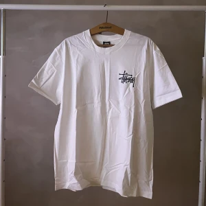 Stussy tröja - En vit stussy tröja med litet tryck på bröstet och ett större på ryggen. Storlek Large