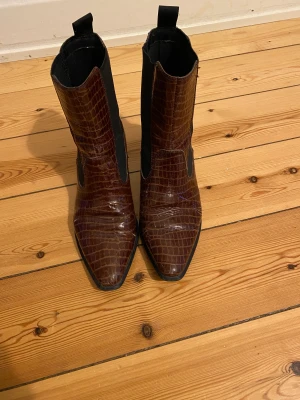Vagabond boots i läder strl 36 - Lackade boots i läder från Vagabond. Storlek 36. Kan mötas upp i Sthlm 💓