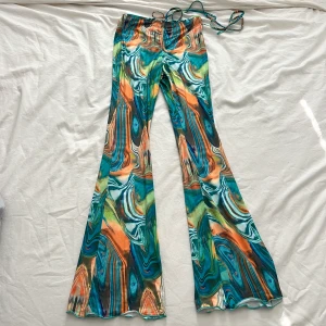 Byxor - Superfina byxor, köptes här från Plick och då var de oanvända och jag har endast använt dem 1 gång. Snöret knyts runt magen. Mötas upp i Stockholm eller fraktas!