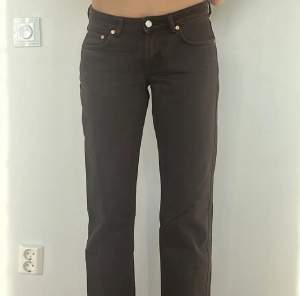 Bruna jeans från weekday i modellen arrow som tyvärr är för korta på mig som är 171cm. De är 78cm midja och 76cm Innerbenslängd. De är också lågmidjade:))