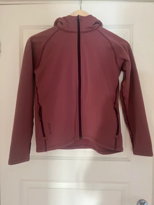 Houdini  - Säljer denna fina houdini med tanke på att den inte passar mig längre, nästan aldrig andvänd len på insidan inga defekter och i ny skick!💕